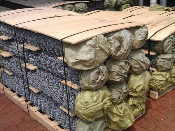 chain link fence rolls packed in pallets